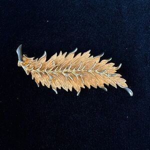 Vintage Hattie Carnegie signed Gold Tone Leaf Brooch
